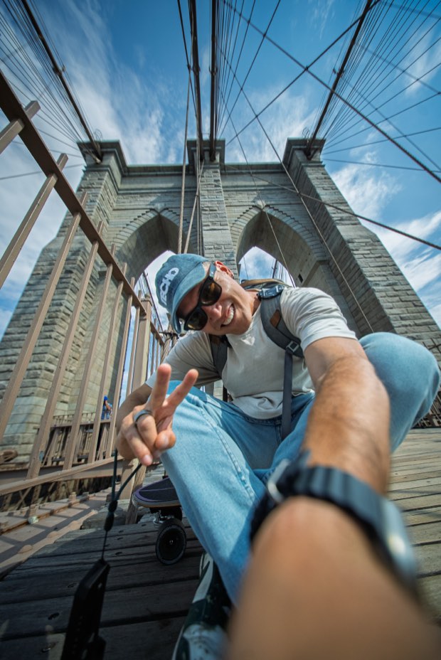 Henry haciendo la señal de la paz en el puente de Brooklyn